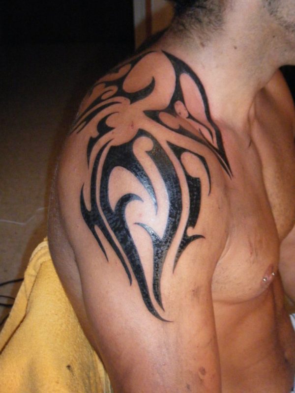 Amazing Tribal Shoulder Tattoo On Right Shoulder