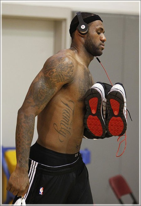 Attractive Shoulder Tattoo Of Lebron James