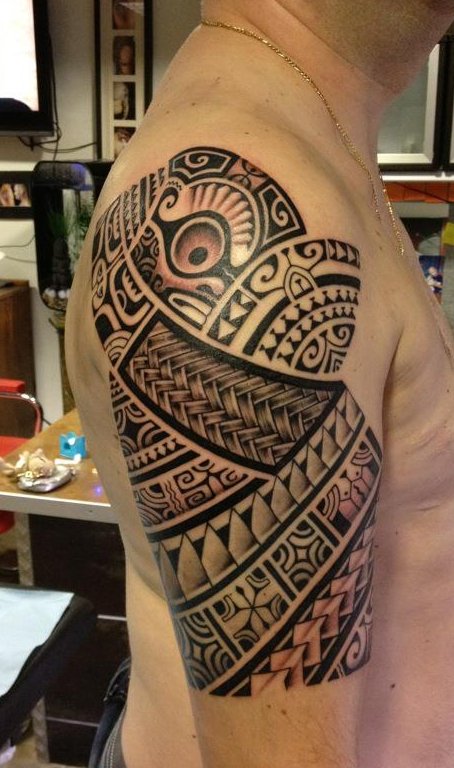 Attractive Hawaiian Tribal Tattoo