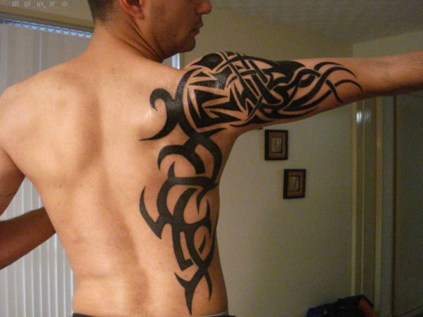 Awesome Tribal Tattoo On Right Shoulder