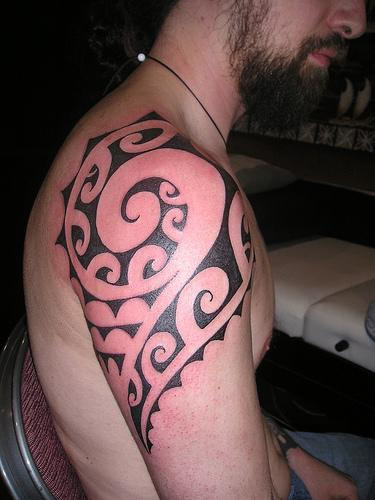 Awesome Tribal Tattoo On Shoulder !