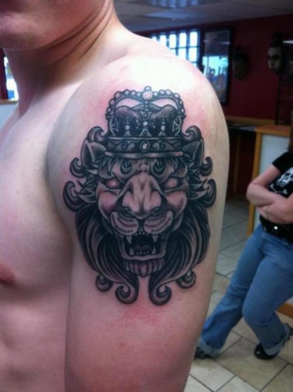 Black Lion Wearing Crown Tattoo On Shoulder