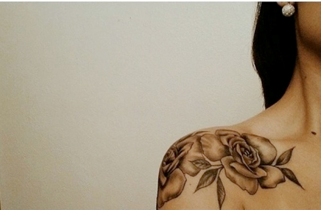 69 Graceful Roses Shoulder Tattoos.
