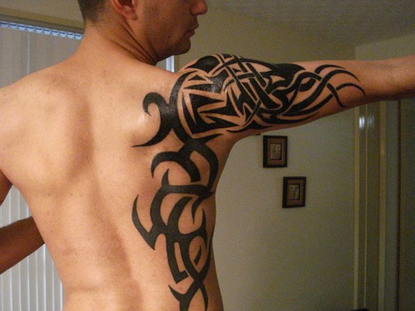 Black Tribal Tattoo On Right Shoulder Back
