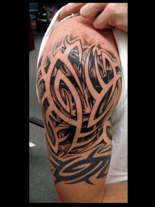 Black Tribal Tattoo On Right Shoulder