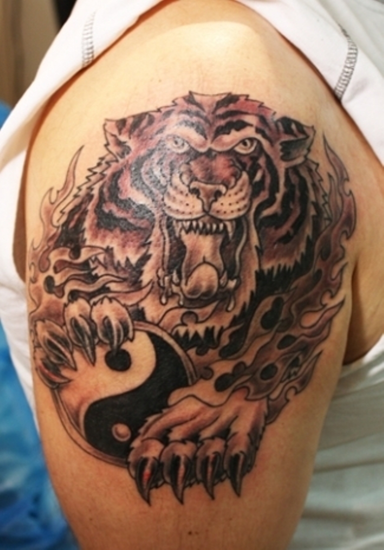 53 Outstanding Tiger Shoulder Tattoos
