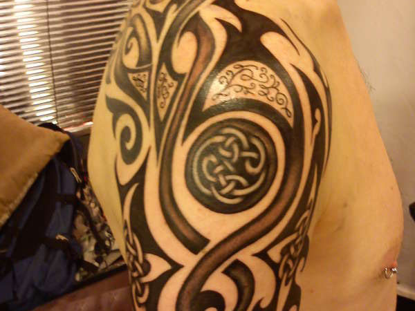 Lovely Celtic Shoulder Tattoo Design