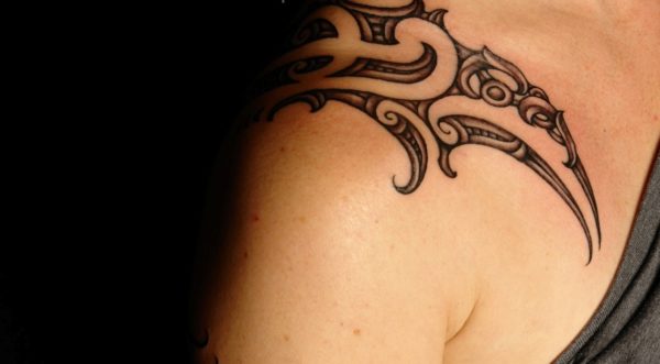 Lovely Maori Tattoo On Shoulder