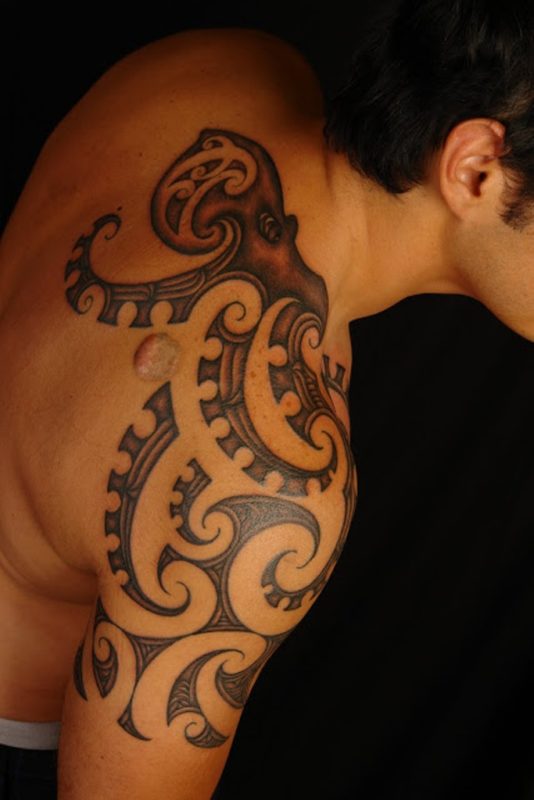 Maori Tribal Tattoo On Right Shoulder