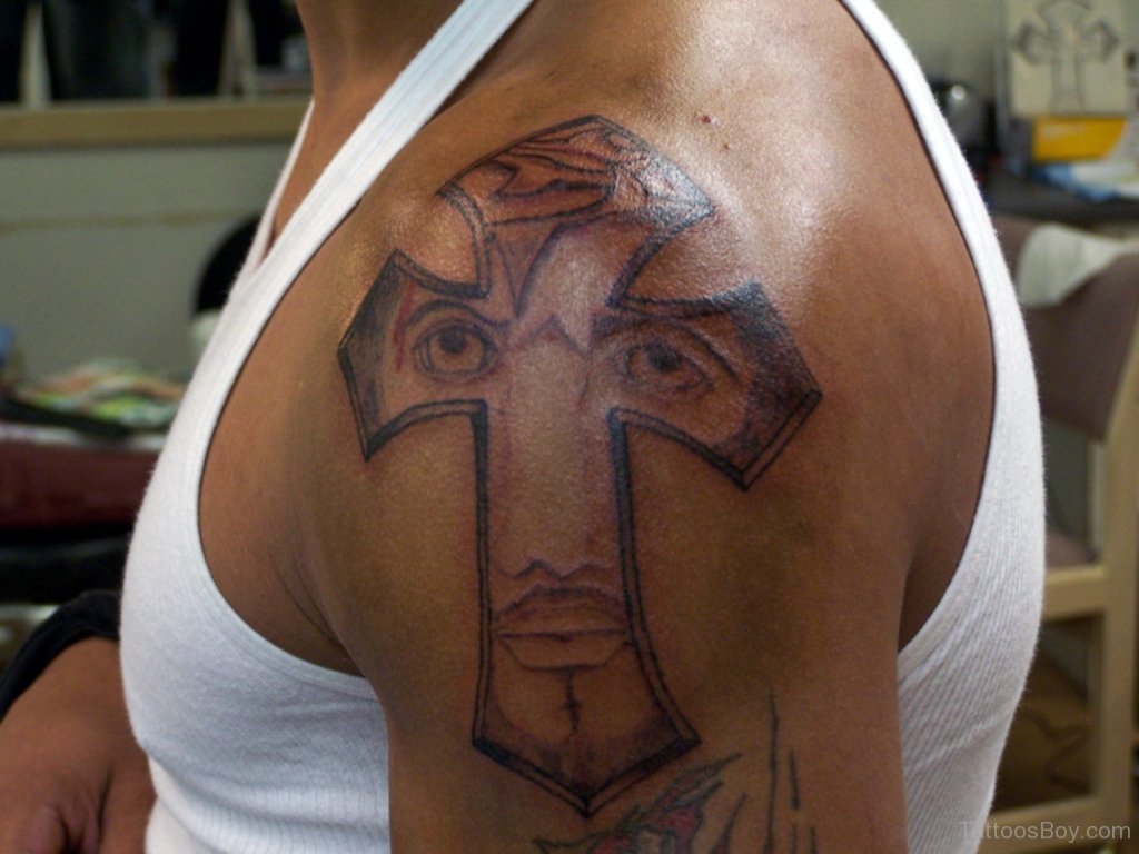 Татуировки на правом плече. Тату на плече. Тату на плечо для мужчин. Тату крест на плече. Православные наколки мужские.