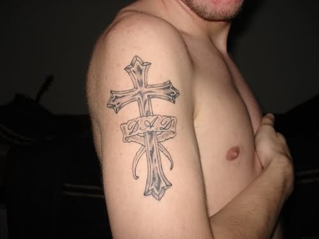 Тату армянский крест на плече