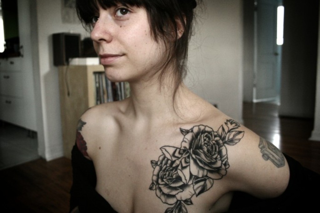 65 Trendy Roses Shoulder Tattoos.