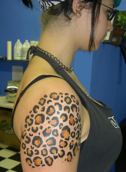 Sweet Leopard Print Tattoo On Right Shoulder