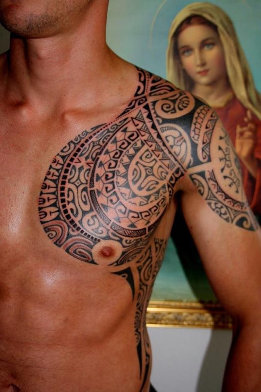 Tribal Hawaiian Tattoo On Front Of Shoulder